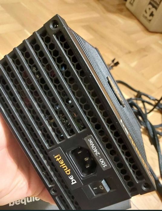 Продавам компютър без карта и ssd