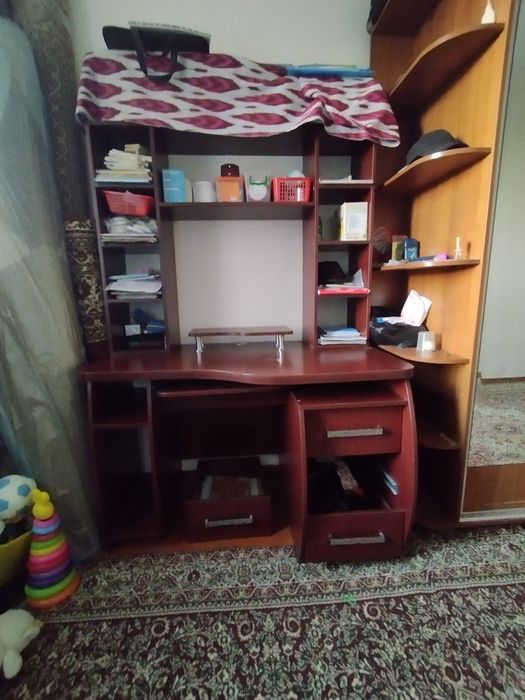 Стол для компьютера. Рабочий стол. Мебель.