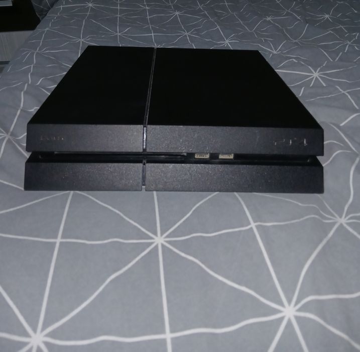 Vand sau schimb ps4 cu xbox series s Ps ul are o maneta si 5 jocuri.