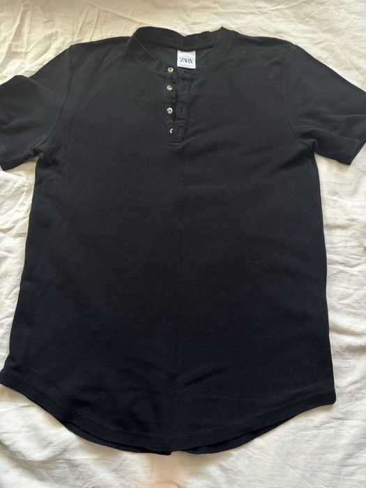 Футболка  от бренда ZARA