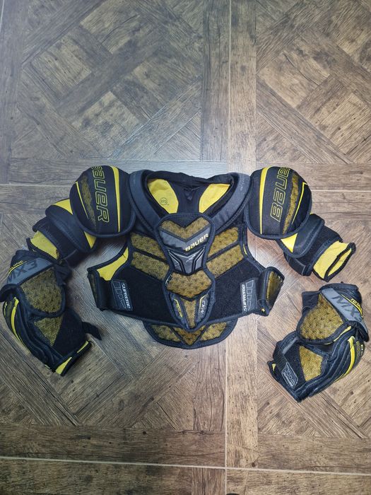 Нагрудник и локти для хоккея