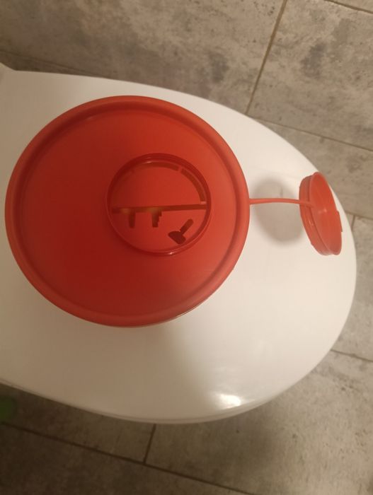 50 Cutii noi din Plastic volum 1.5 Litri pentru colectare Deșeuri Medicale Tăioase Înțepătoare. La 160 lei.