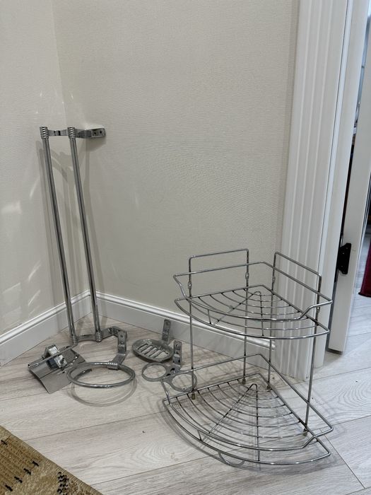 Полки для ванны в хорошем состоянии