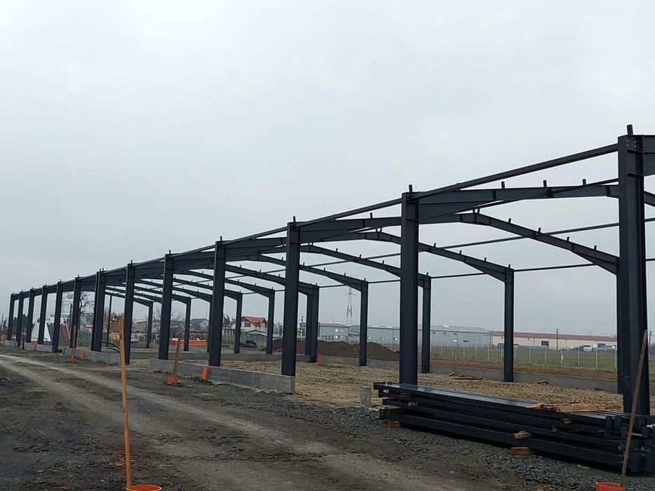 Hala metalica de 300mp sau 400mp cu panouri sandwich si montaj
