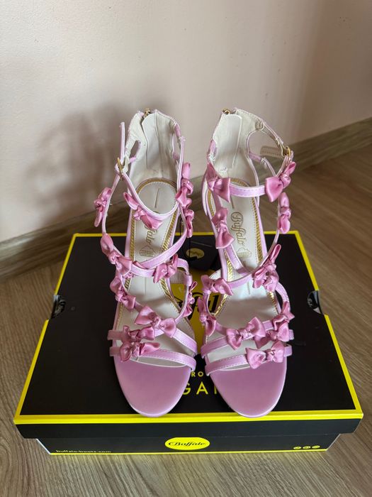 Обувки сандали с ток Buffalo