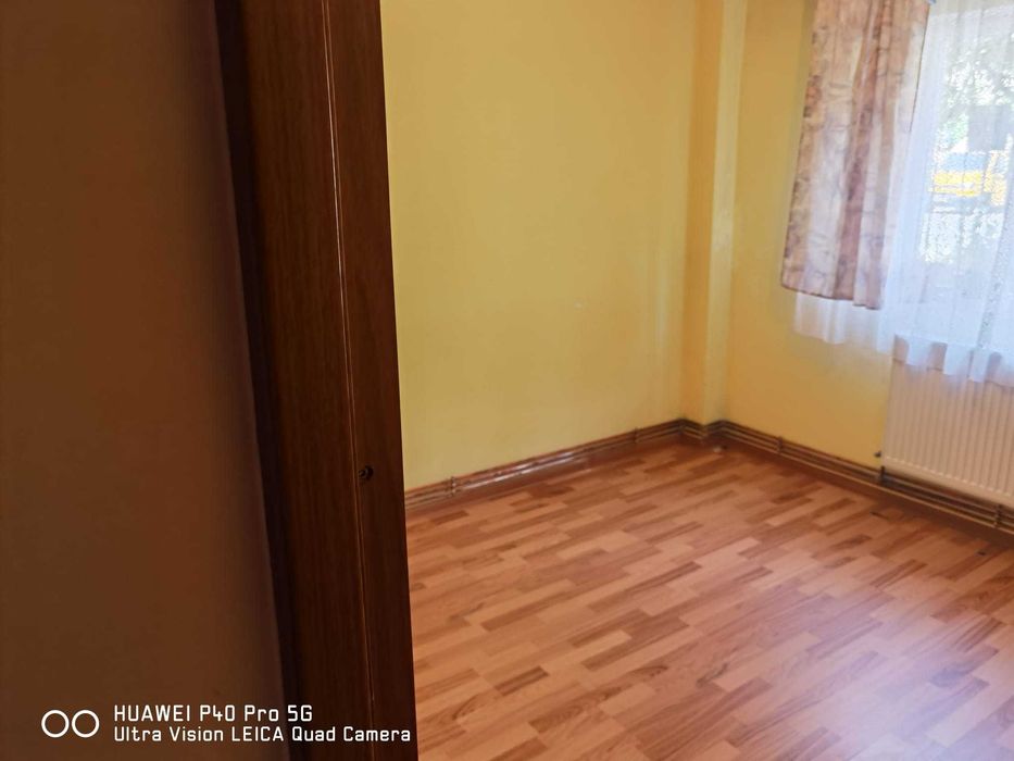 Vand urgent apartament cu centrala pe gaz, decomandat, parter, zona Spitalul Judetean.