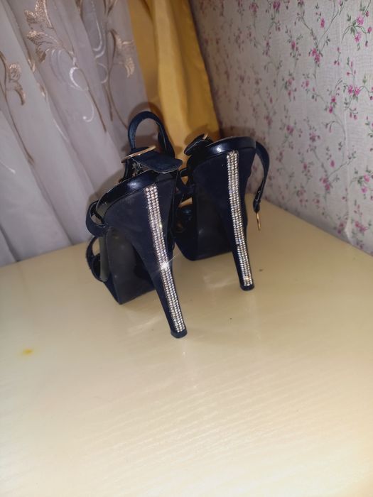 Продам босоножки