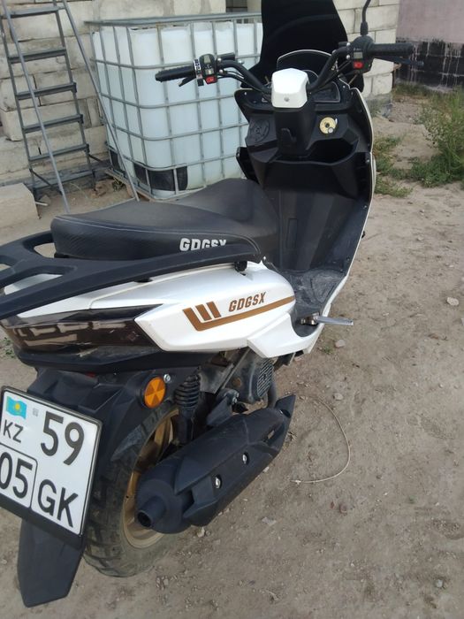 Скутер Liya Maxi