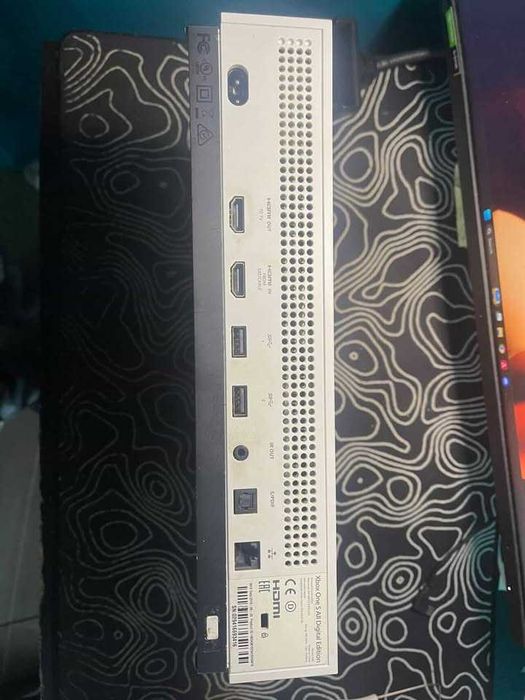 Продавам Xbox One S 1TB в добро състояние. <3