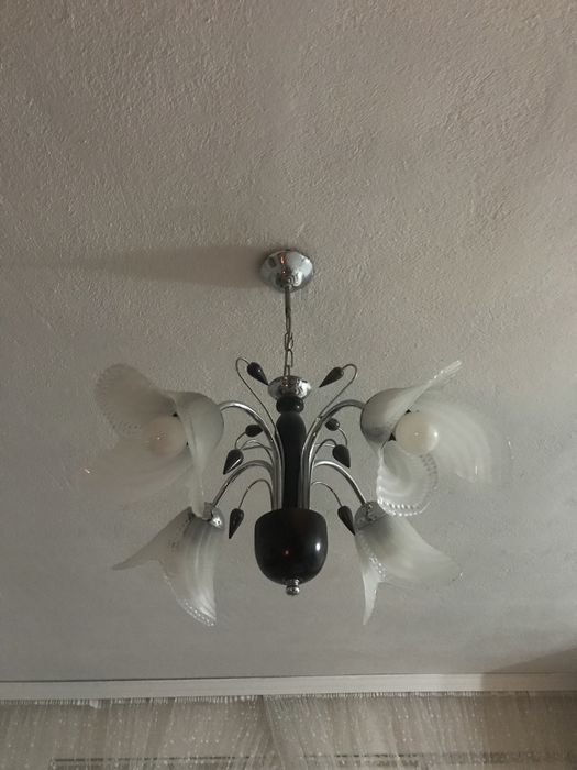 Полилеи висящ с четири плафона под формата на цвете