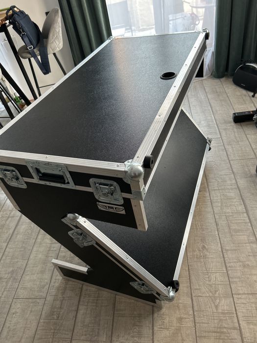 pupitru DJ flight case