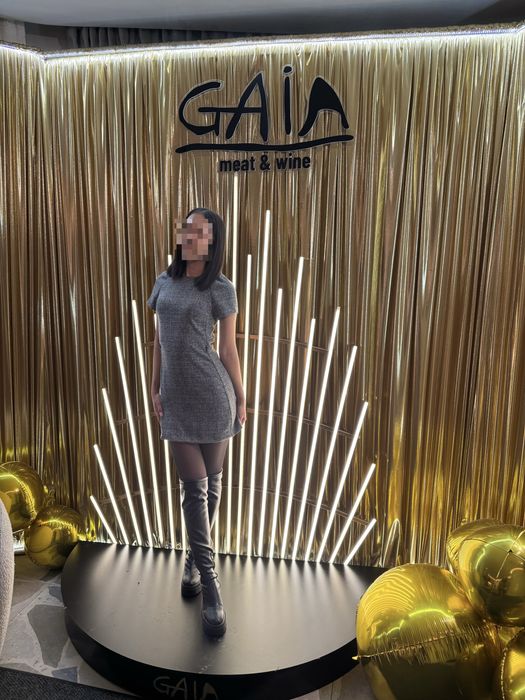 серое мини платье