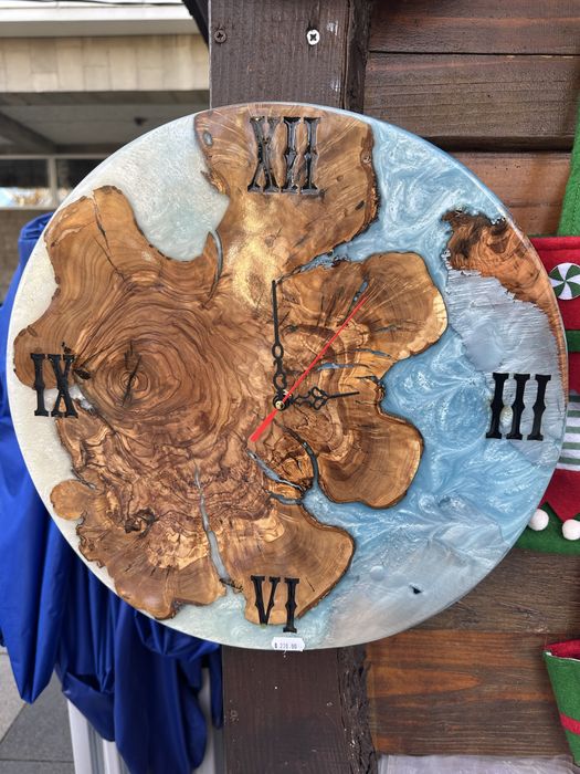 Часовник със епоксидна смола с дърво от маслина