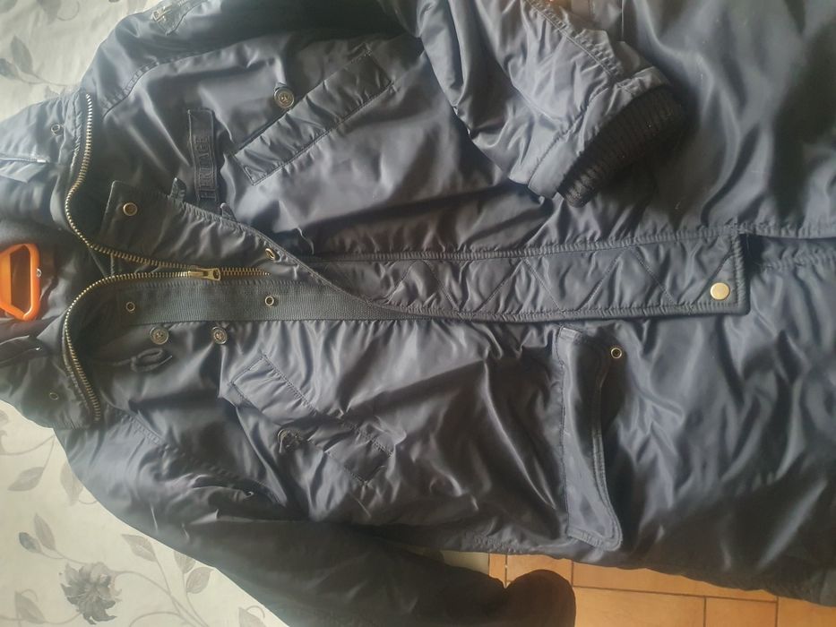 Vând gecă groasă .