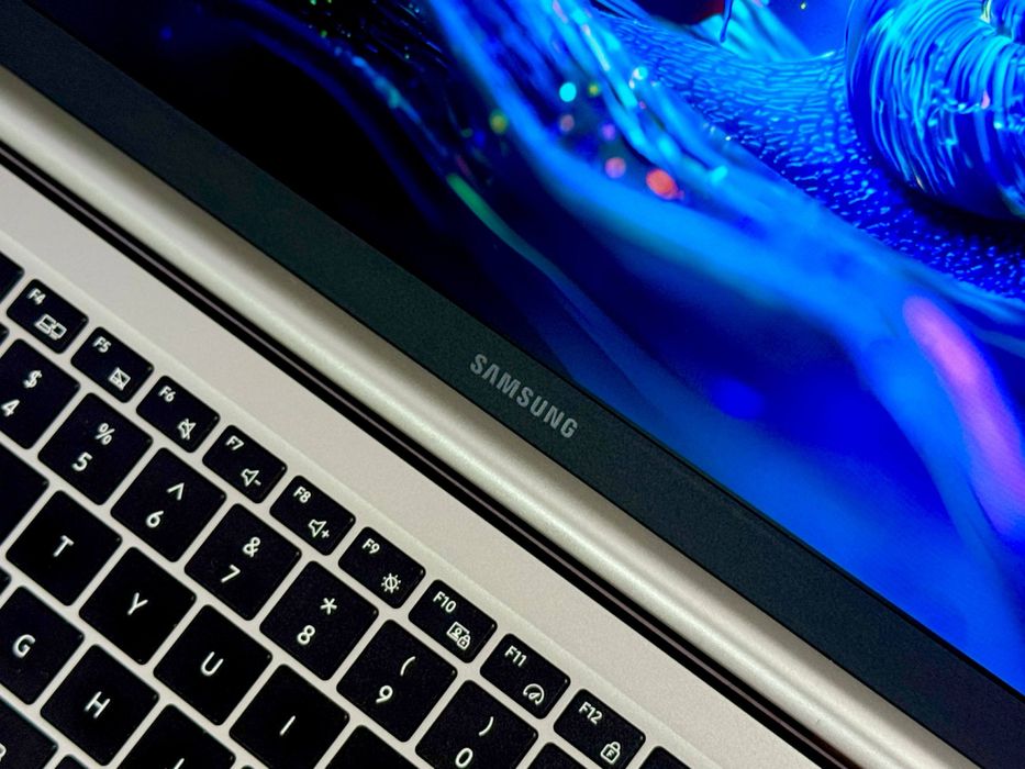SAMSUNG gAlAxY BOOK NP754XFG exclusive modellardan BIRI