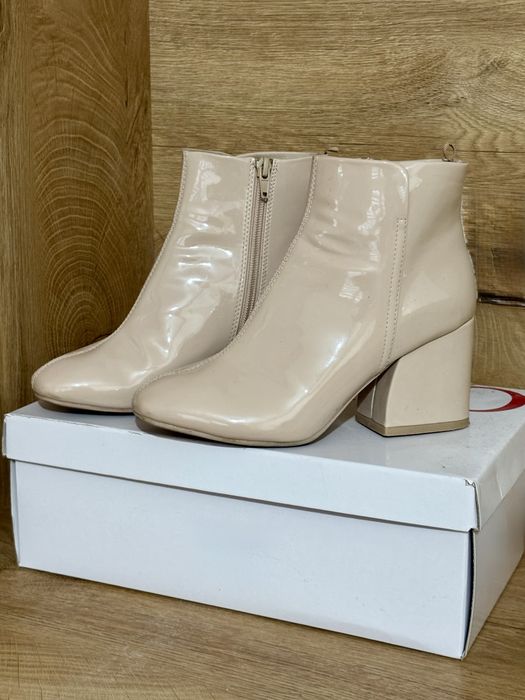 Бежови дамски боти H&M