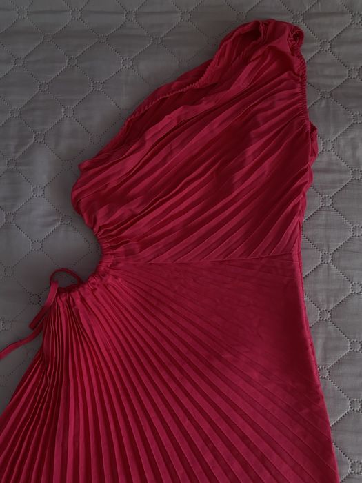 Розова рокля с изрязан детайл отстрани