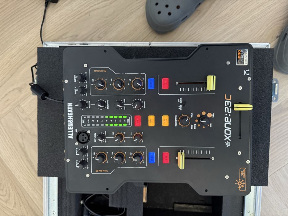 Set DJ Allen & Heath Xone 23C + Traktor X1 Mk2 + Custom flight case
