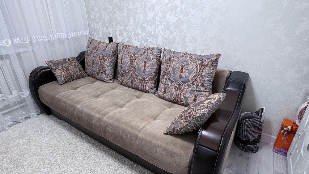 Продам красиаый диван коричневый
