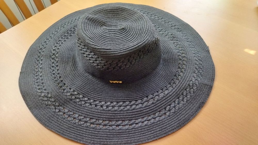 Шапка  Bebe марка с падаща периферия