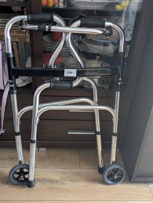 Vând cadru de mers curbat pliabil cu roti din aluminiu