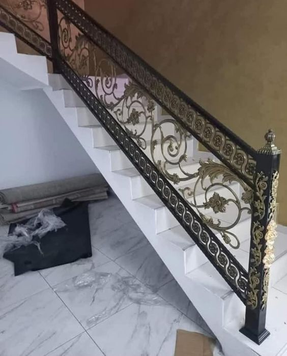 Porți, panouri de gard, balustrade din fier forjat și tablă decupată.