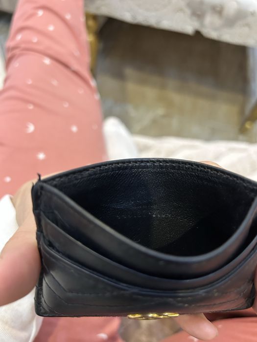 калъф за карти Gucci GG Marmont изработен от черна ватирана кожа