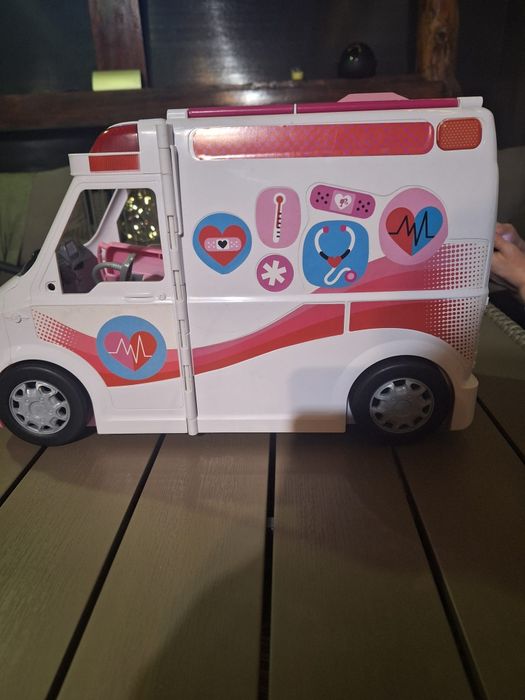 Vând set de joacă Ambulanta lui Barbie.