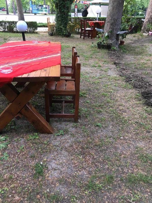 Продавам използвани в много добро състояние столовe и маси