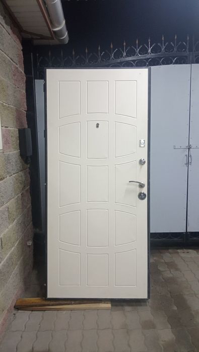 Продам металлическую дверь