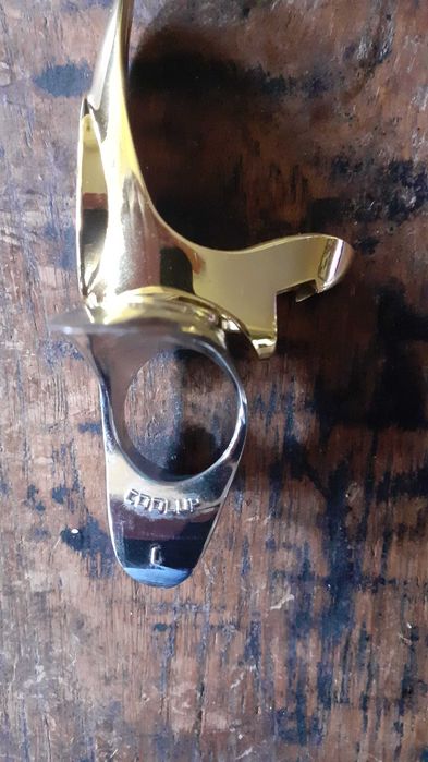 отварачка за бутилки иновативна и уникална, поставя се на пръста