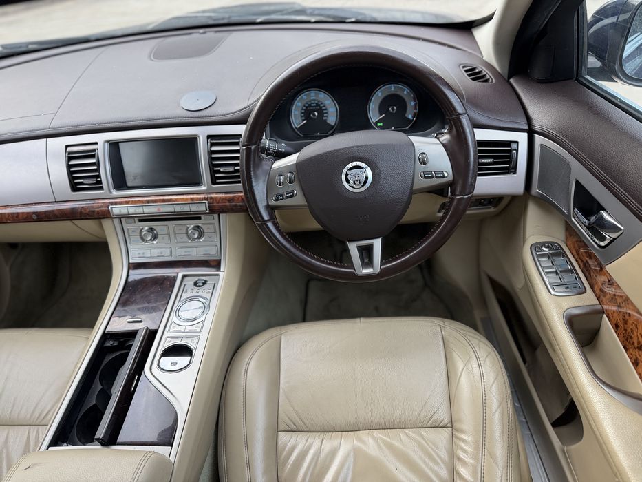 JAGUAR XF - PREMIUM LUXURY - 3.0 Diesel V6 - Euro 5 - 245 CP - Cutie Viteze Automata - Faruri Xenon - Stopuri Led - Posibilitate numere rosii 3 Luni -