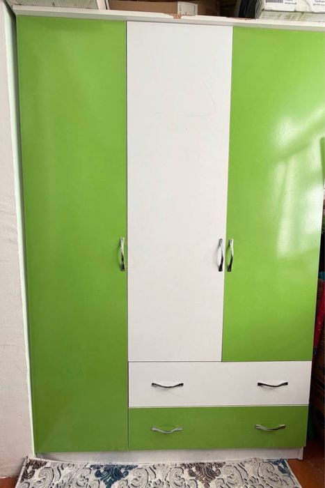 Detskiy shkaf va kravati matrasi bilan birga