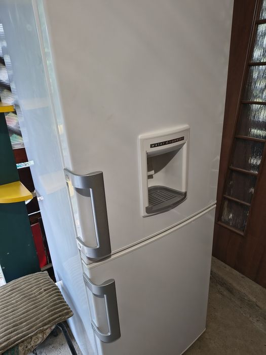 Vand frigider Beko defect