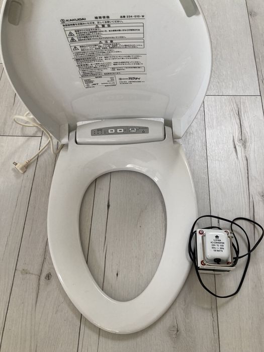 Тоалетна чиния подгряваща. Произведена в Корея.