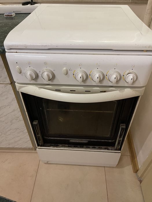 Aragaz Indesit (aprindere electrica, gril, rotisor, accesorii)