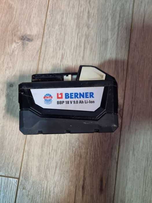 Vând acumulatori millwaukee