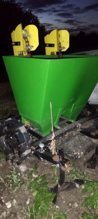 Vând masină plantat cartofi 2 rânduri