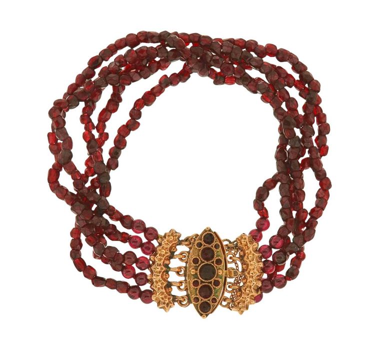 Brățară din granate beads, cu închizătoare din aur
