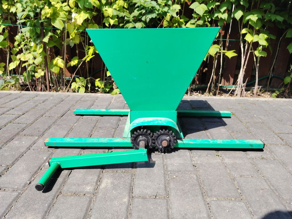 Zdrobitor de Struguri Manual cu Manivelă – Cuva Metalică (Verde)