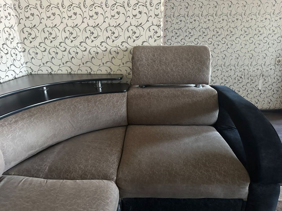 Продаётся угловой диван вместе с креслом .