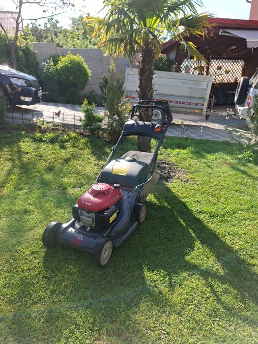 Masina de tuns iarba Honda hrx 476