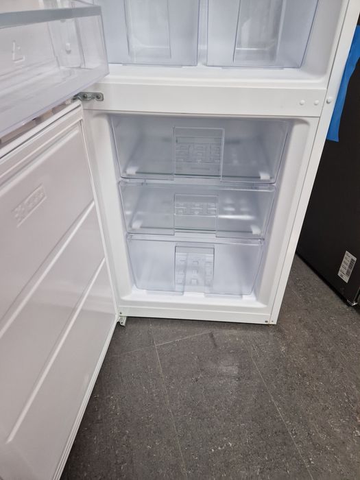 Хладилник с фризер Vestfros A++ No Frost