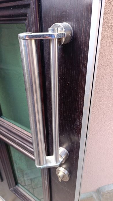 Входна врата с затварящ механизъм !