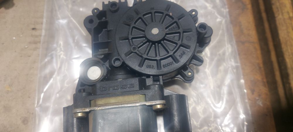 Моторчик стеклоподьемника бмв е36