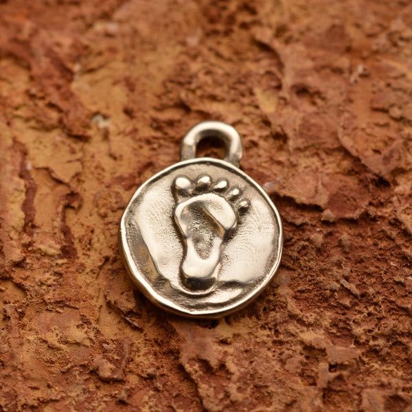 Сребърен медальон 925 „Бебешко краче“ – талисман за семейна обич