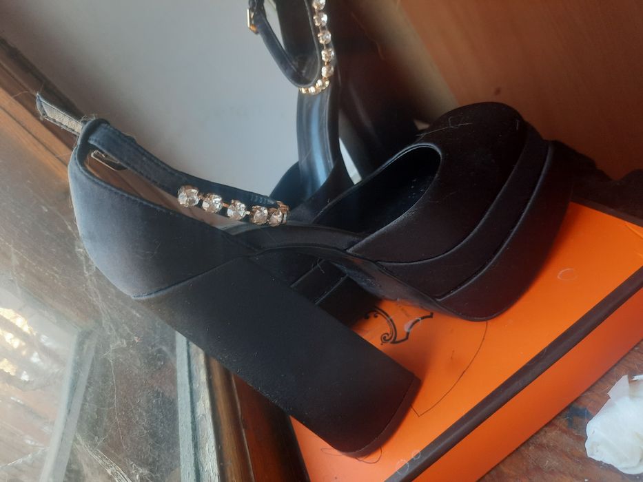 Срочно прлдам  туфли 5000