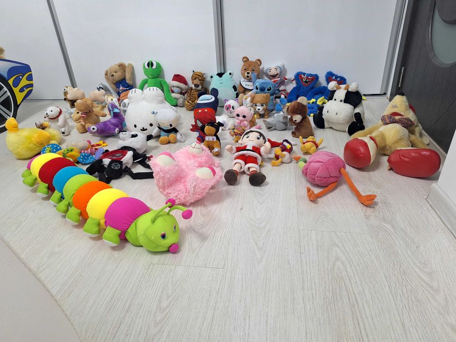 Lot plusuri diferite mărimi si modele.