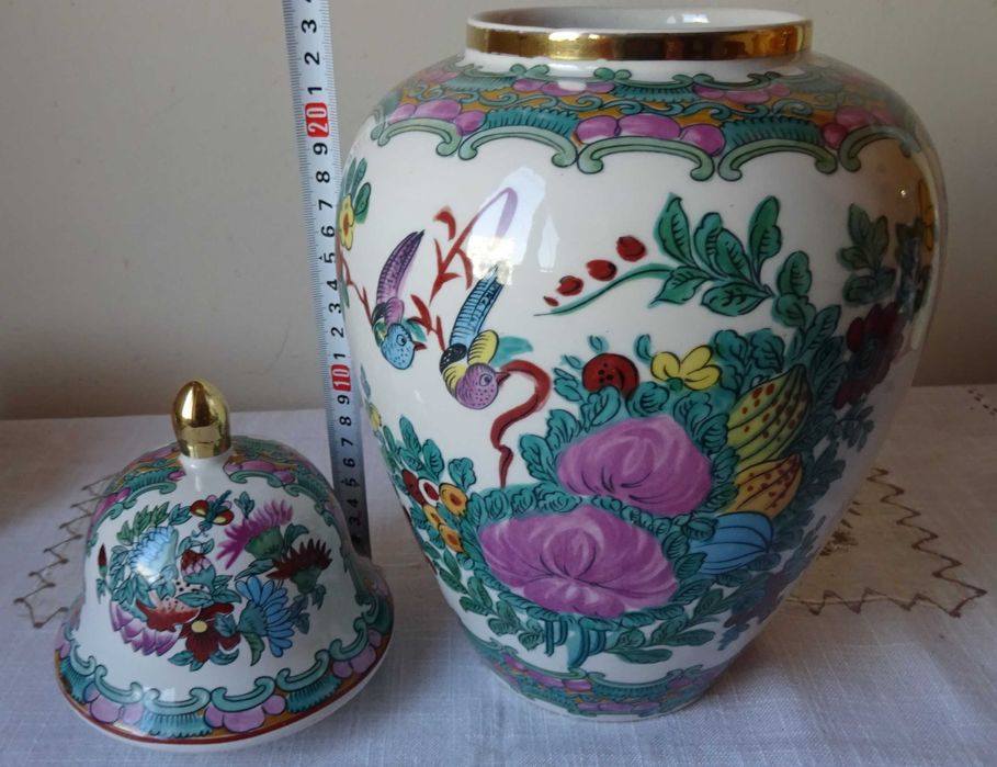 Ваза с капак от Азия, дфинджифилов буркан.