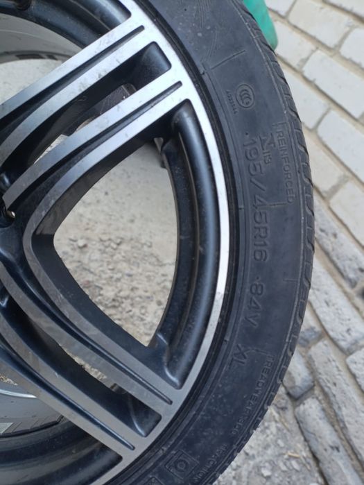 Продам летнюю резину с дисками на ВАЗ.